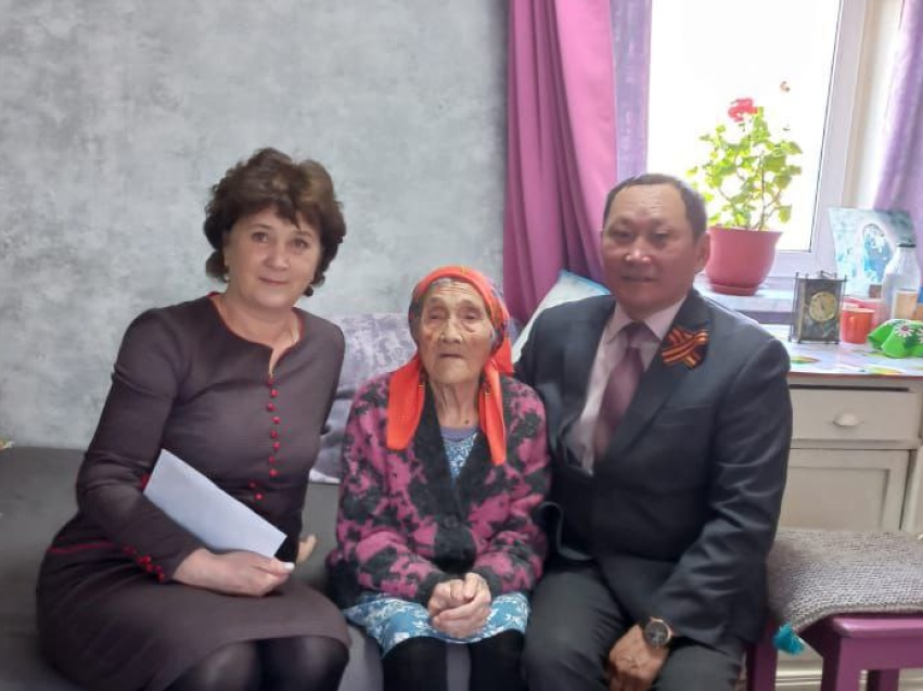 100 лет отметила жительница сельского поселения Хила, труженик тыла Надежда Михайловна Демидова